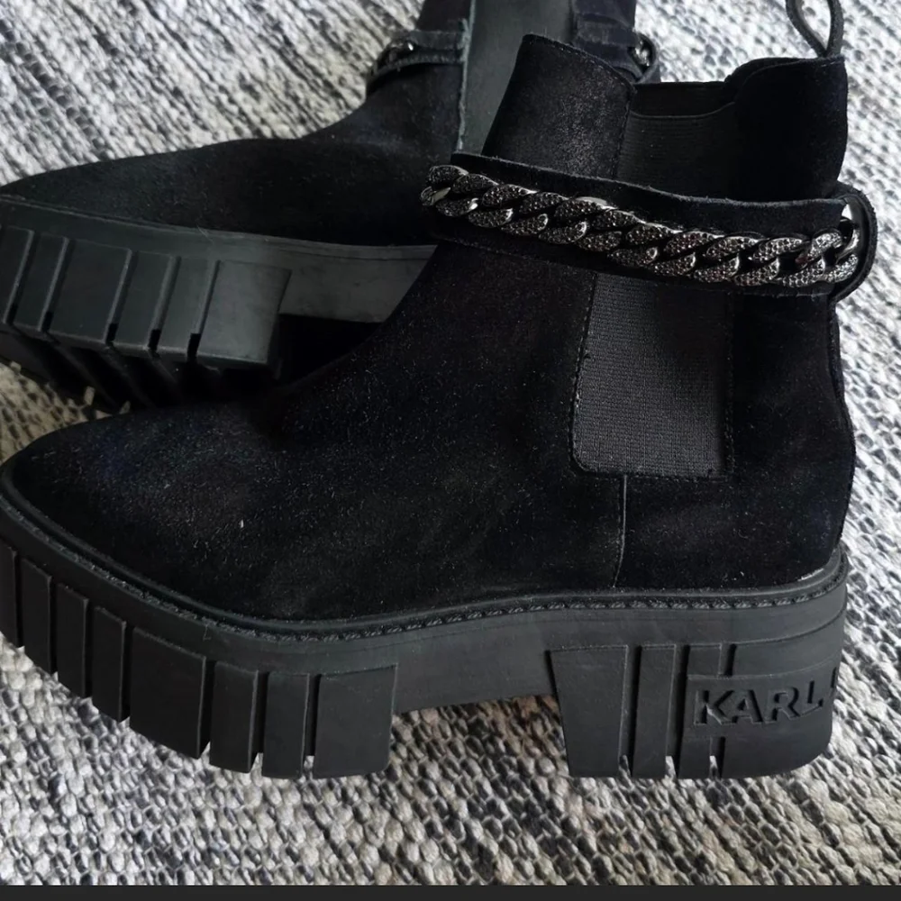 Karl Lagerfeld Black Suede Platform Chelsea Boots w/ Chain Detail 6.5 Fit Like 7